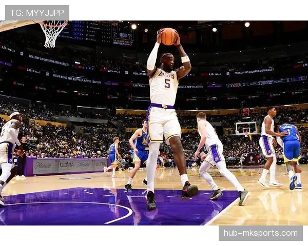 乔治上半场闪耀全场 贡献18分5篮板助攻助力球队领先